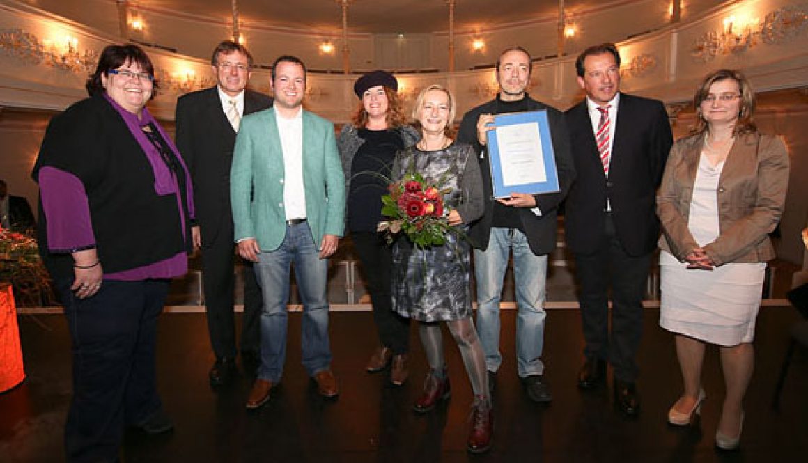 Das Team des Kulturkanal Ingolstadt erhält von Oberbürgermeister Dr. Bernhard Gmehling (2.v.l.) den Kulturpreis der Stadt NeuburgFoto: Florian Staron, kbumm.de