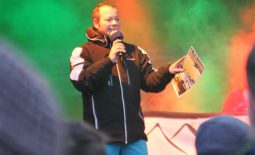 Max Foerster moderiert die Radio Trausnitz und Radio Galaxy Schneetour