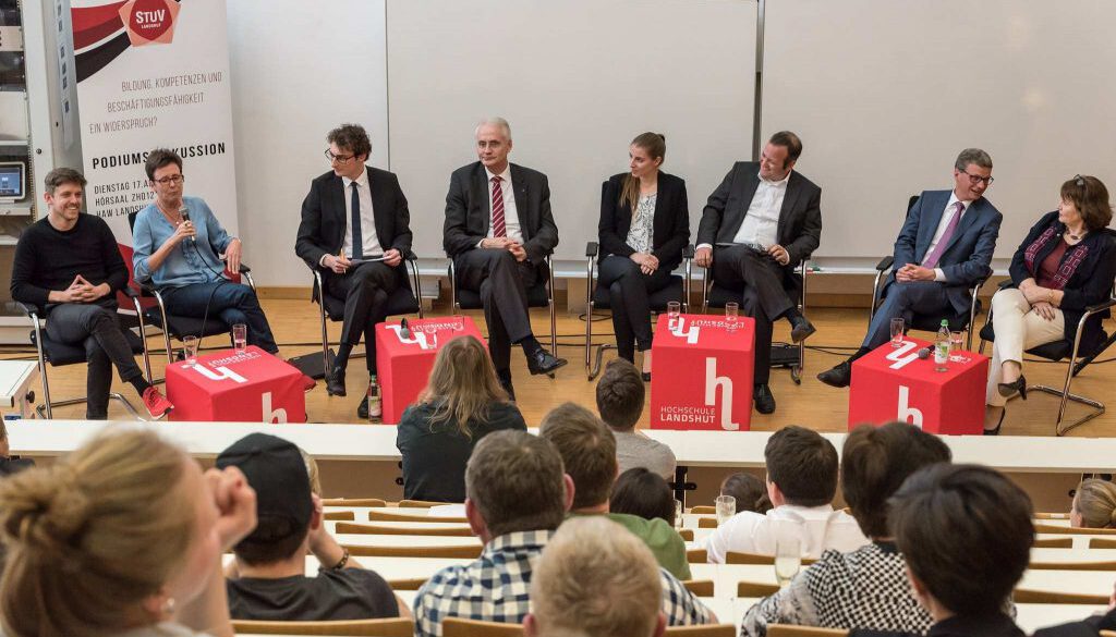 Max Foerster moderiert Podiumsdiskussion an der HAW Landshut