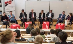 Max Foerster moderiert Podiumsdiskussion an der HAW Landshut