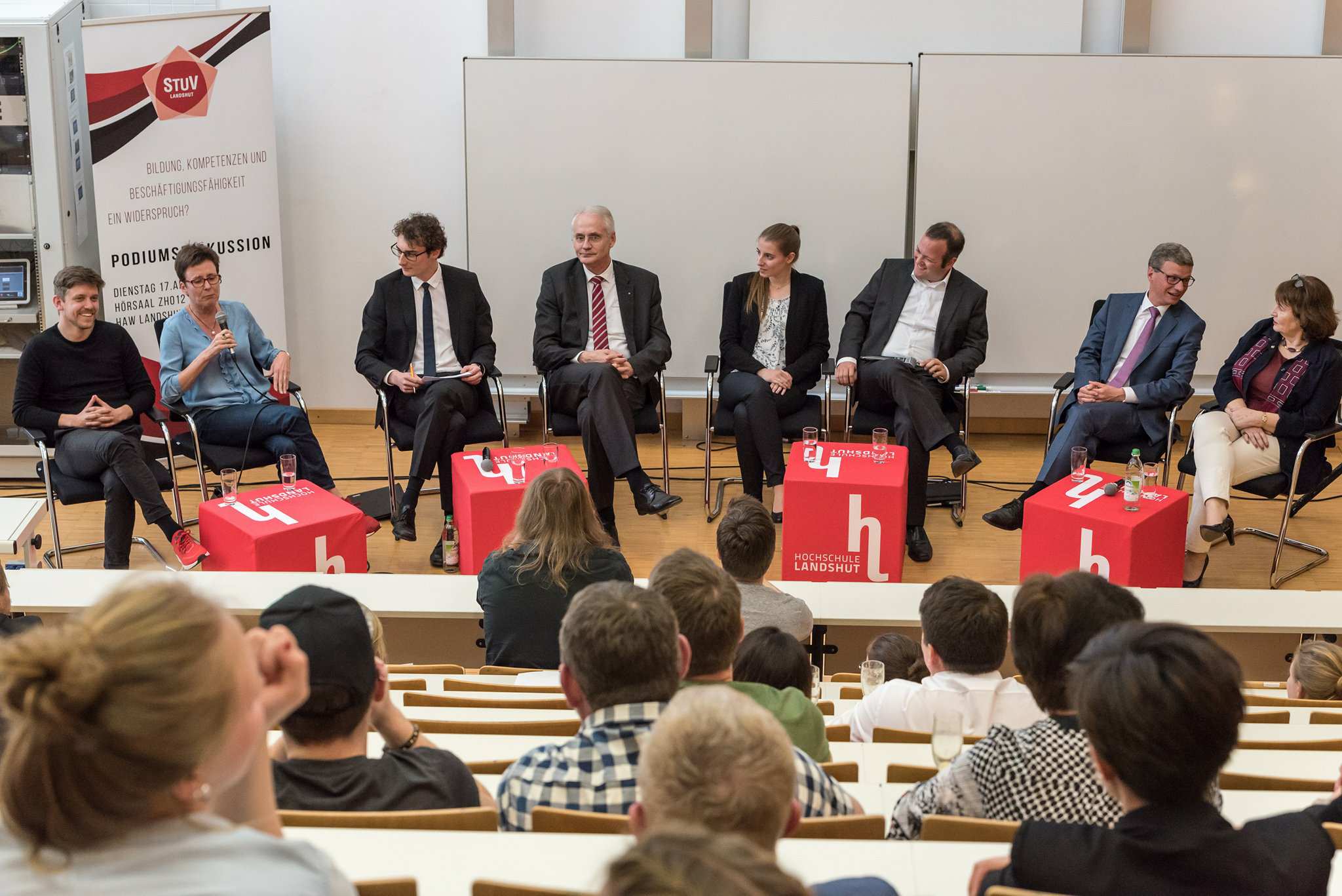 Max Foerster moderiert Podiumsdiskussion an der HAW Landshut